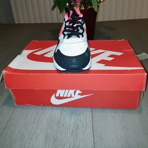 Women's Nike Air Max Sneaker